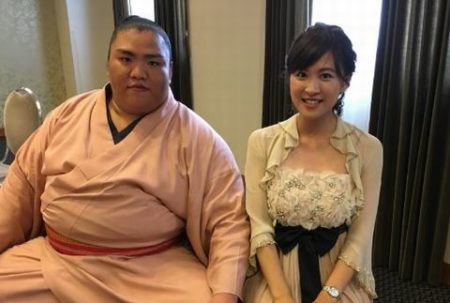 御嶽海　妻 